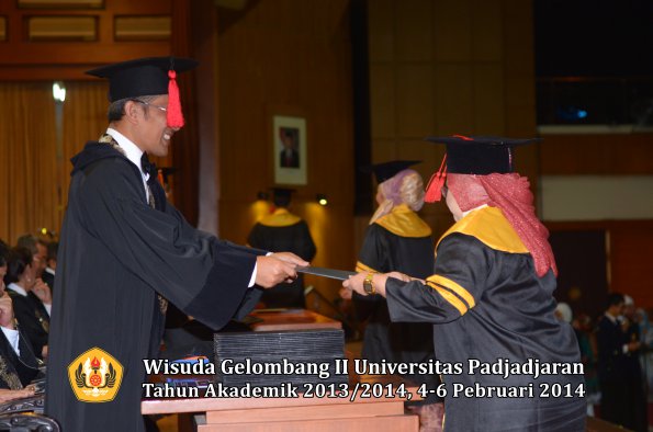 wisuda-unpad-gel-ii-ta-2013_2014-fakultas-hukum-oleh-dekan-015