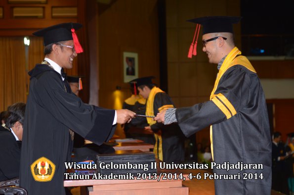 wisuda-unpad-gel-ii-ta-2013_2014-fakultas-hukum-oleh-dekan-021