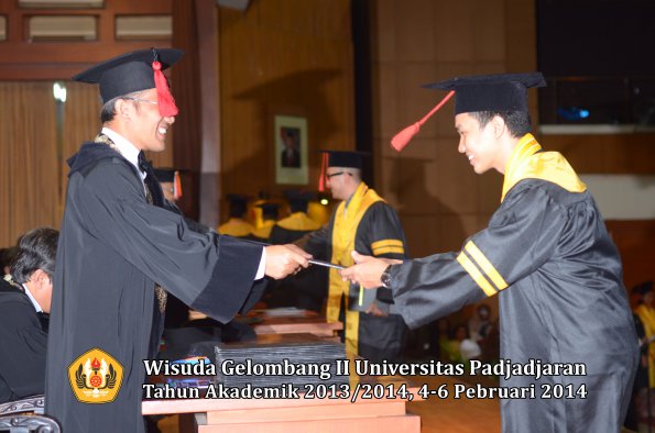 wisuda-unpad-gel-ii-ta-2013_2014-fakultas-hukum-oleh-dekan-022