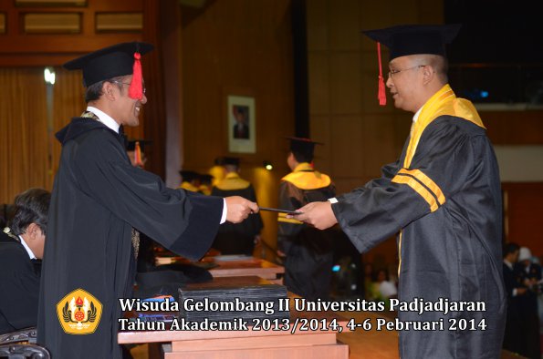 wisuda-unpad-gel-ii-ta-2013_2014-fakultas-hukum-oleh-dekan-023
