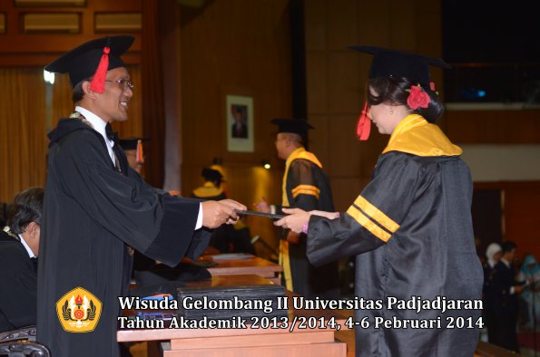 wisuda-unpad-gel-ii-ta-2013_2014-fakultas-hukum-oleh-dekan-024