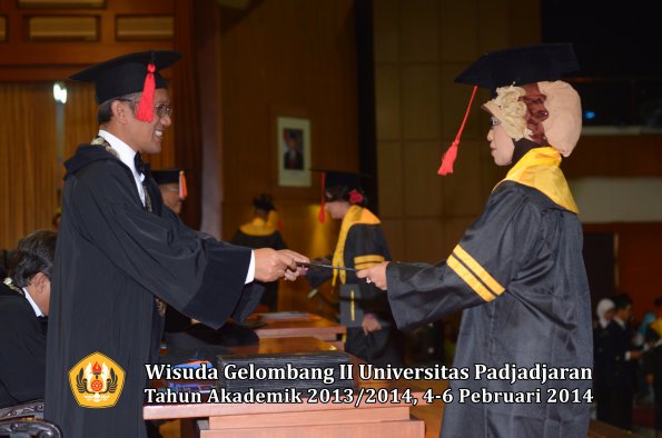 wisuda-unpad-gel-ii-ta-2013_2014-fakultas-hukum-oleh-dekan-025