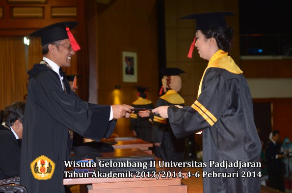 wisuda-unpad-gel-ii-ta-2013_2014-fakultas-hukum-oleh-dekan-026