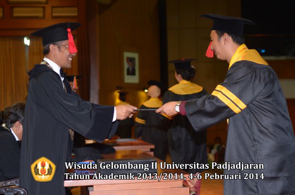 wisuda-unpad-gel-ii-ta-2013_2014-fakultas-hukum-oleh-dekan-027