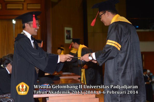 wisuda-unpad-gel-ii-ta-2013_2014-fakultas-hukum-oleh-dekan-028