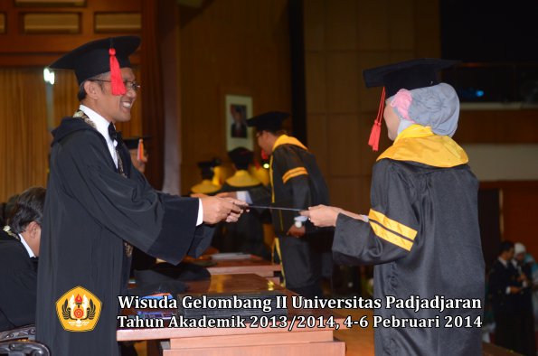wisuda-unpad-gel-ii-ta-2013_2014-fakultas-hukum-oleh-dekan-029
