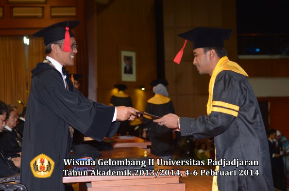 wisuda-unpad-gel-ii-ta-2013_2014-fakultas-hukum-oleh-dekan-030