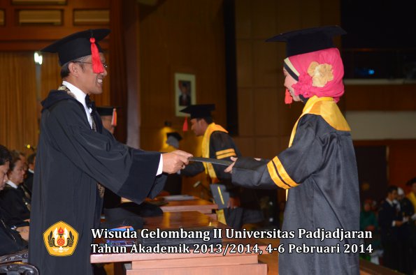 wisuda-unpad-gel-ii-ta-2013_2014-fakultas-hukum-oleh-dekan-031