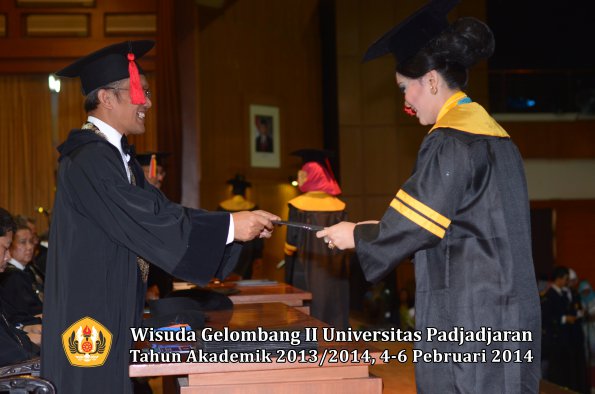 wisuda-unpad-gel-ii-ta-2013_2014-fakultas-hukum-oleh-dekan-032