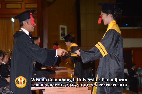 wisuda-unpad-gel-ii-ta-2013_2014-fakultas-hukum-oleh-dekan-033