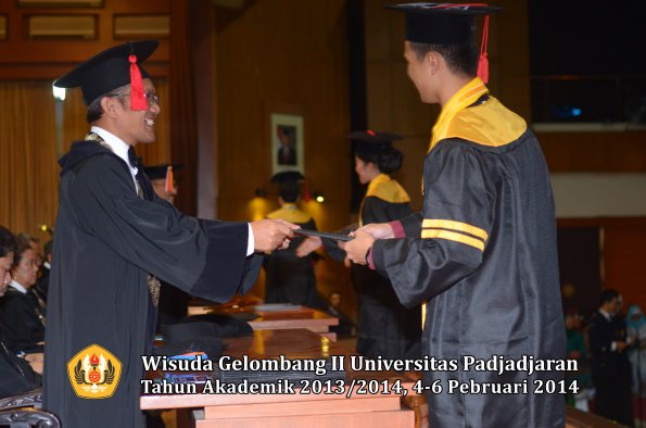 wisuda-unpad-gel-ii-ta-2013_2014-fakultas-hukum-oleh-dekan-034