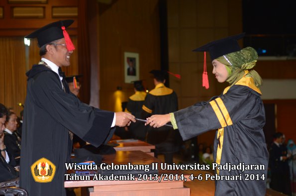 wisuda-unpad-gel-ii-ta-2013_2014-fakultas-hukum-oleh-dekan-035