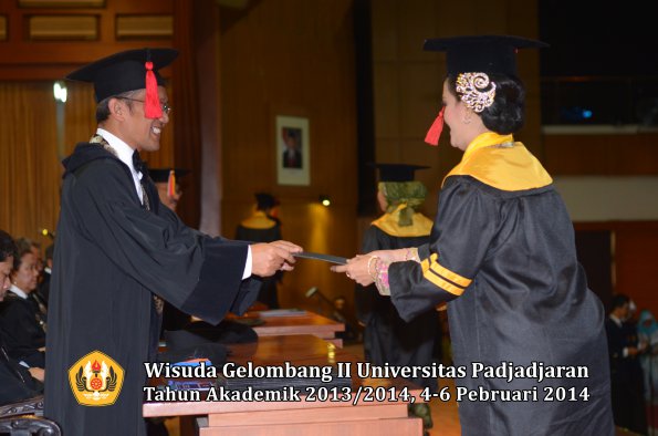 wisuda-unpad-gel-ii-ta-2013_2014-fakultas-hukum-oleh-dekan-036
