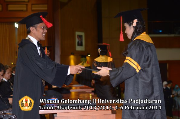 wisuda-unpad-gel-ii-ta-2013_2014-fakultas-hukum-oleh-dekan-037
