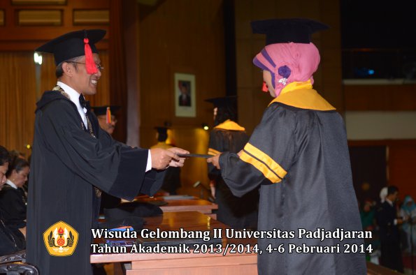 wisuda-unpad-gel-ii-ta-2013_2014-fakultas-hukum-oleh-dekan-038