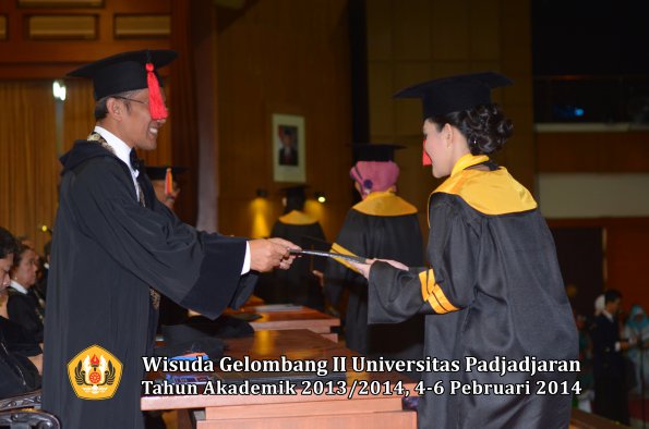 wisuda-unpad-gel-ii-ta-2013_2014-fakultas-hukum-oleh-dekan-039