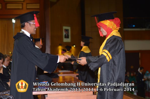 wisuda-unpad-gel-ii-ta-2013_2014-fakultas-hukum-oleh-dekan-041