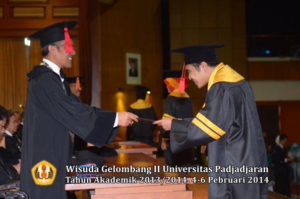 wisuda-unpad-gel-ii-ta-2013_2014-fakultas-hukum-oleh-dekan-042