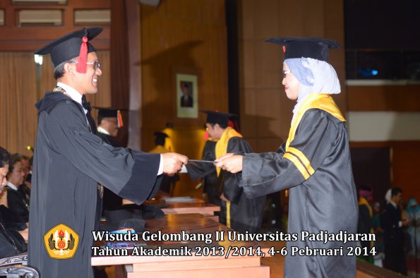 wisuda-unpad-gel-ii-ta-2013_2014-fakultas-hukum-oleh-dekan-043