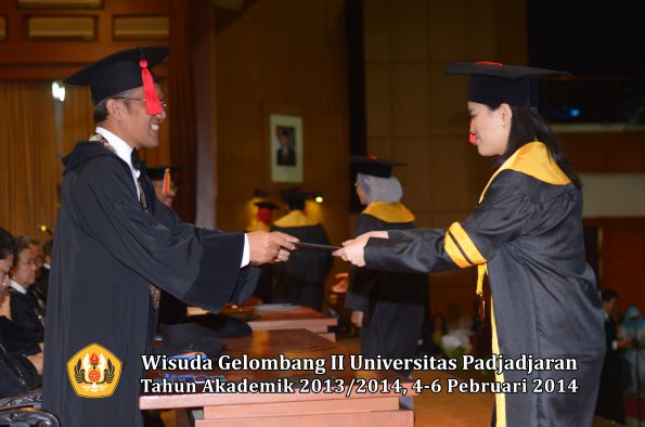 wisuda-unpad-gel-ii-ta-2013_2014-fakultas-hukum-oleh-dekan-044