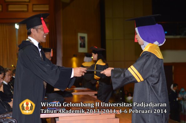 wisuda-unpad-gel-ii-ta-2013_2014-fakultas-hukum-oleh-dekan-045