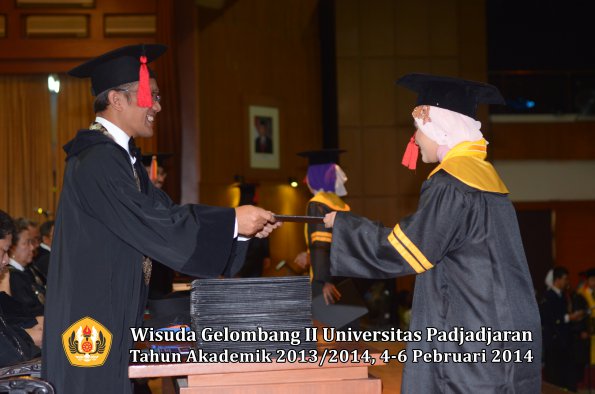 wisuda-unpad-gel-ii-ta-2013_2014-fakultas-hukum-oleh-dekan-046
