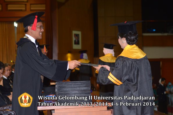 wisuda-unpad-gel-ii-ta-2013_2014-fakultas-hukum-oleh-dekan-047