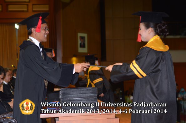 wisuda-unpad-gel-ii-ta-2013_2014-fakultas-hukum-oleh-dekan-048