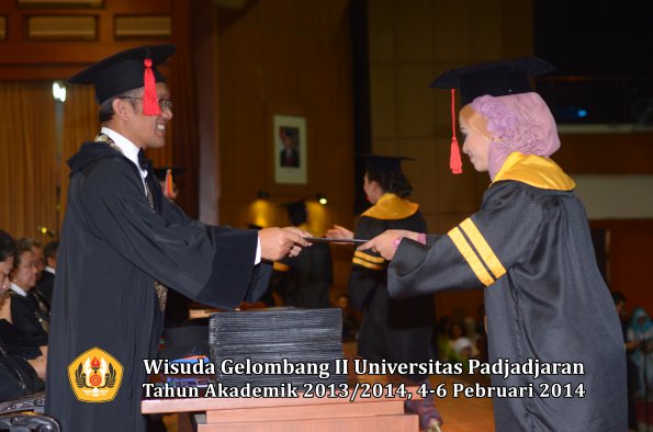 wisuda-unpad-gel-ii-ta-2013_2014-fakultas-hukum-oleh-dekan-049