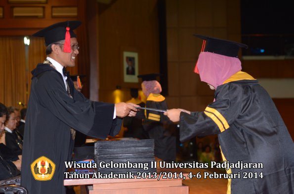 wisuda-unpad-gel-ii-ta-2013_2014-fakultas-hukum-oleh-dekan-050