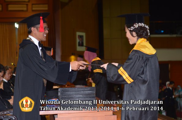 wisuda-unpad-gel-ii-ta-2013_2014-fakultas-hukum-oleh-dekan-051
