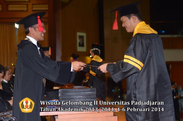 wisuda-unpad-gel-ii-ta-2013_2014-fakultas-hukum-oleh-dekan-052