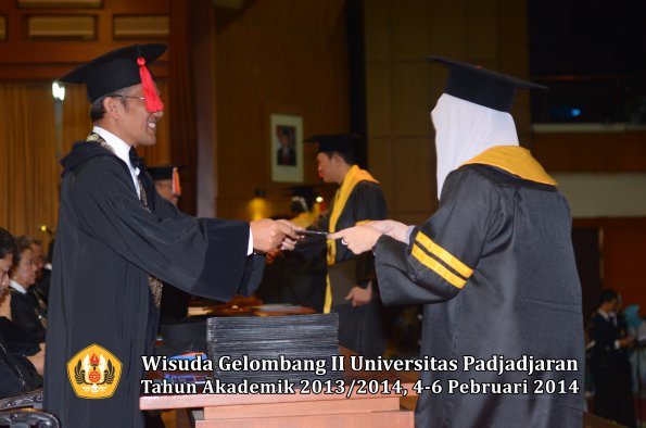 wisuda-unpad-gel-ii-ta-2013_2014-fakultas-hukum-oleh-dekan-053