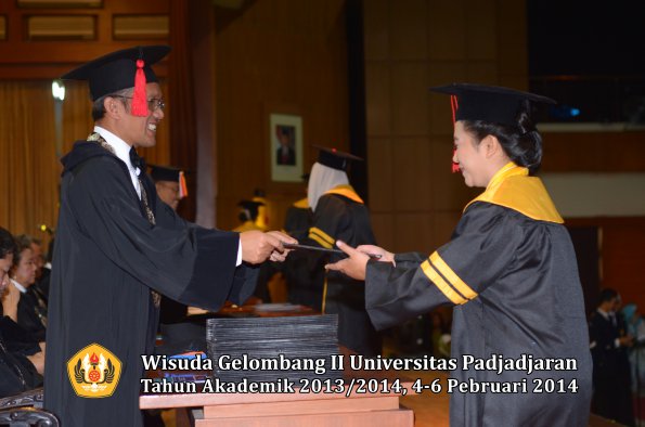 wisuda-unpad-gel-ii-ta-2013_2014-fakultas-hukum-oleh-dekan-054