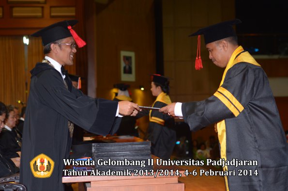 wisuda-unpad-gel-ii-ta-2013_2014-fakultas-hukum-oleh-dekan-055