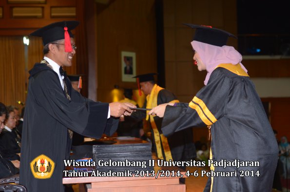 wisuda-unpad-gel-ii-ta-2013_2014-fakultas-hukum-oleh-dekan-056