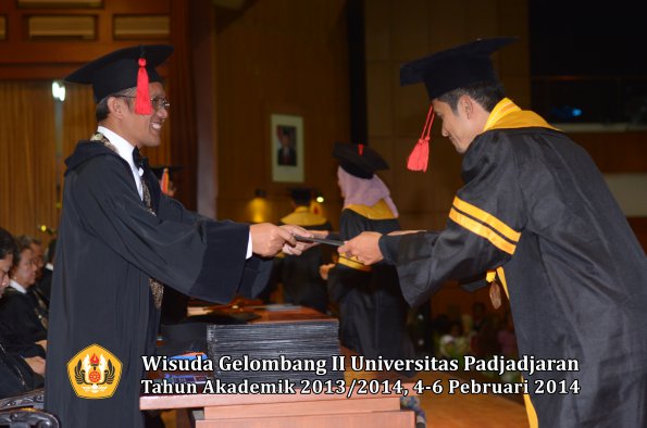 wisuda-unpad-gel-ii-ta-2013_2014-fakultas-hukum-oleh-dekan-057