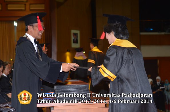 wisuda-unpad-gel-ii-ta-2013_2014-fakultas-hukum-oleh-dekan-058