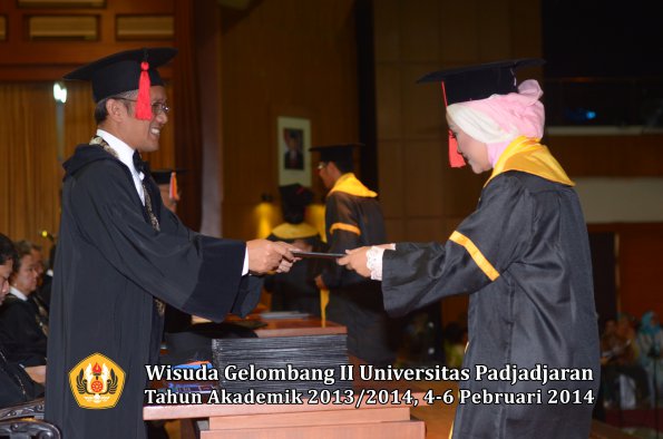 wisuda-unpad-gel-ii-ta-2013_2014-fakultas-hukum-oleh-dekan-060