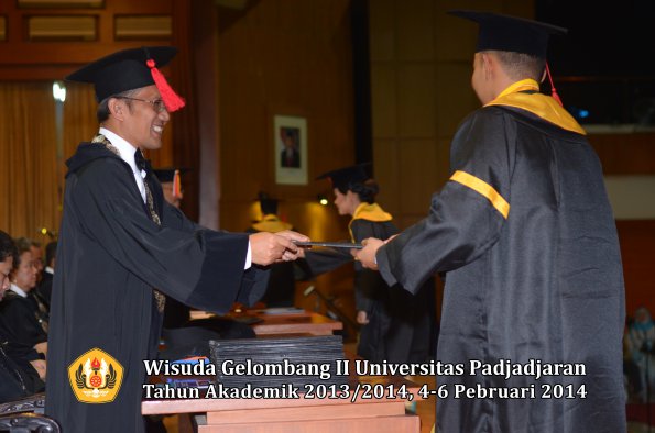 wisuda-unpad-gel-ii-ta-2013_2014-fakultas-hukum-oleh-dekan-063