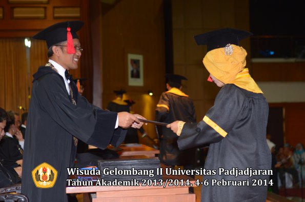 wisuda-unpad-gel-ii-ta-2013_2014-fakultas-hukum-oleh-dekan-065