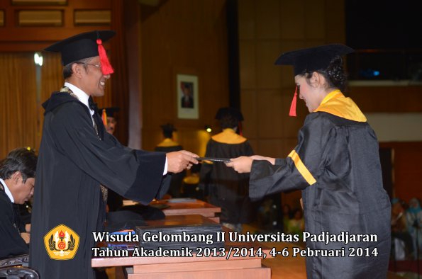wisuda-unpad-gel-ii-ta-2013_2014-fakultas-hukum-oleh-dekan-069