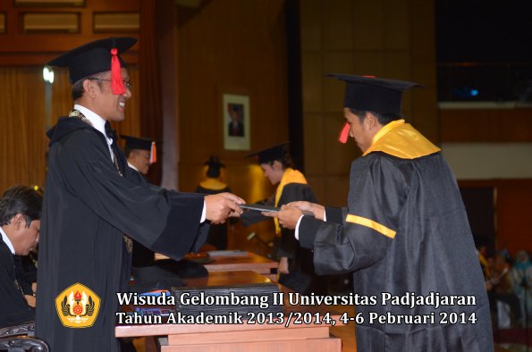 wisuda-unpad-gel-ii-ta-2013_2014-fakultas-hukum-oleh-dekan-070