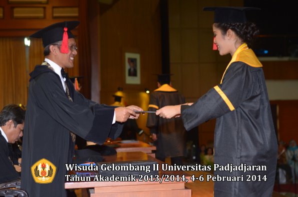 wisuda-unpad-gel-ii-ta-2013_2014-fakultas-hukum-oleh-dekan-072