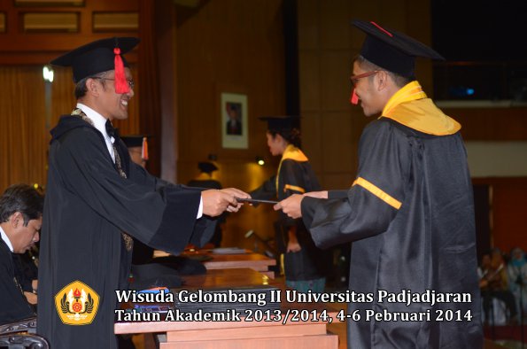 wisuda-unpad-gel-ii-ta-2013_2014-fakultas-hukum-oleh-dekan-073