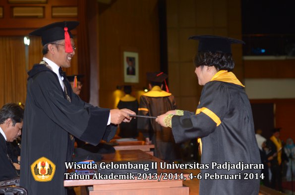 wisuda-unpad-gel-ii-ta-2013_2014-fakultas-hukum-oleh-dekan-074