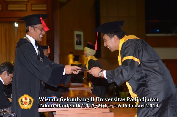 wisuda-unpad-gel-ii-ta-2013_2014-fakultas-hukum-oleh-dekan-076