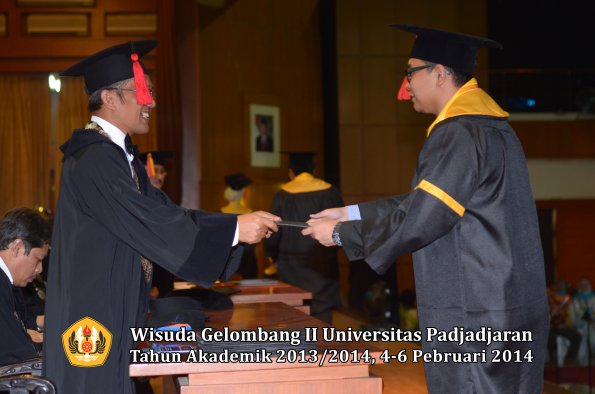 wisuda-unpad-gel-ii-ta-2013_2014-fakultas-hukum-oleh-dekan-077