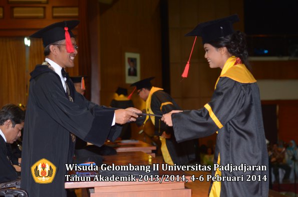 wisuda-unpad-gel-ii-ta-2013_2014-fakultas-hukum-oleh-dekan-078