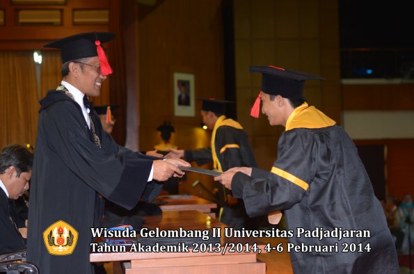 wisuda-unpad-gel-ii-ta-2013_2014-fakultas-hukum-oleh-dekan-080